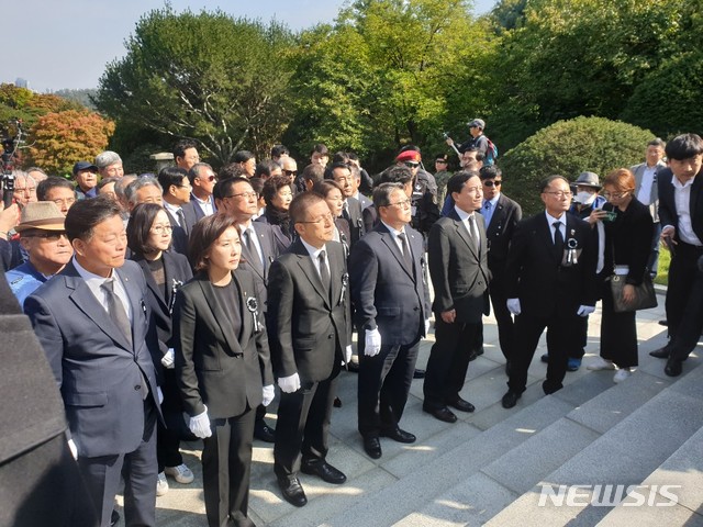 【서울=뉴시스】황교안 대표를 포함한 자유한국당 지도부는 26일 서울국립현충원에서 열리는 박정희 전 대통령 서거 40주년 추도식에 참석했다. 