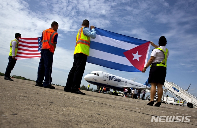 【산타클라라=AP/뉴시스】미국 정부가 25일(현지산) 쿠바에 대한 제재를 강화하기 위해 내달부터 수도 아바나를 제외한 쿠바 전 지역으로의 미국 항공편의 운항을 금지하기로 결정했다. 사진은 미국과 쿠바가 수교를 재개한 이듬해인 2016년 8월31일 쿠바 산타클라라 공항 활주로에서 직원들이 반세기 만에 처음으로 쿠바에 도착한 미국 항공기를 환영하는 모습이다. 2019.10.26. 