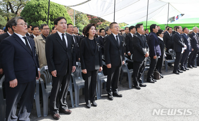 【서울=뉴시스】김진아 기자 = 황교안 자유한국당 대표, 나경원 원내대표, 김진태 의원, 우리공화당 홍문종, 조원진 우리공화당 공동대표를 비롯한 참석자들이 26일 서울 동작구 국립서울현충원 박정희 전 대통령 내외 묘소에서 열린 ‘고(故) 박정희 전 대통령 서거 40주기 추도식’에서 애국가를 부르고 있다. 2019.10.26.  bluesoda@newsis.com