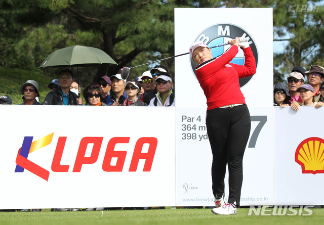 【서울=뉴시스】 27일 부산시 기장군 LPGA 인터내셔널 부산에서 열린 'BMW Ladies Championship 2019' FR에서 장하나가 7번홀 티샷을 하고 있다. 2019.10.27. (사진=KLPGA/박준석 제공) photo@newsis.com