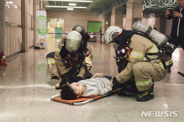 【서울=뉴시스】 2018. 5. 10.(목) 오후 2시~3시 7호선 노원역에서 실시한 재난대응 안전한국훈련. 2019.10.29. (사진=서울시 제공)