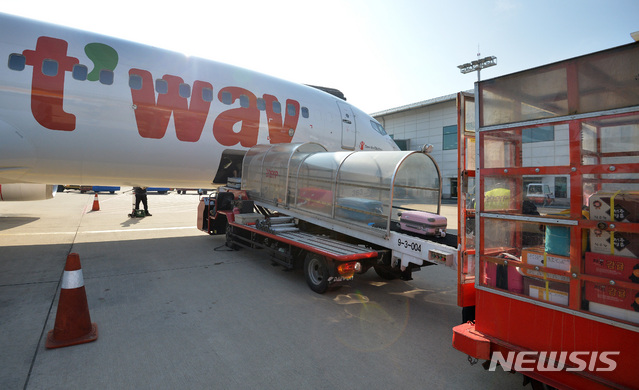 【대구=뉴시스】이무열 기자 = 티웨이항공이 28일 오전 대구국제공항에서 국내선(대구~제주) 화물운송사업을 처음으로 시작했다. 이날 밀감·야채 등 3t의 화물을 실은 티웨이항공 TW802편이 도착해 공항관계자들이 화물을 옮기고 있다. 2019.10.28.lmy@newsis.com