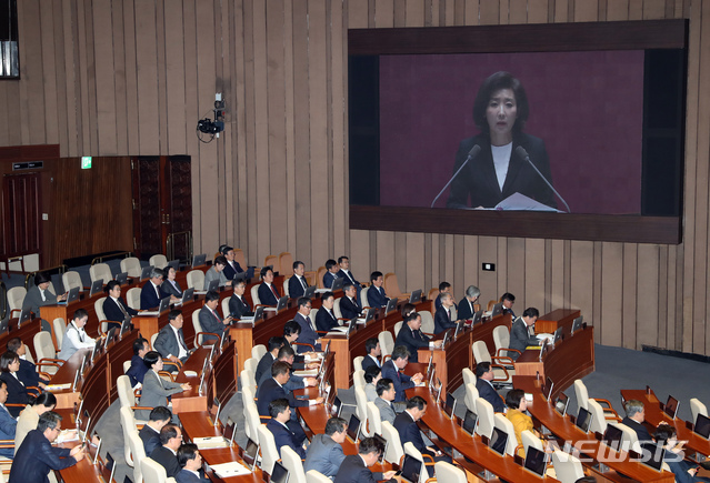 【서울=뉴시스】고승민 기자 = 나경원 자유한국당 원내대표가 29일 서울 여의도 국회에서 열린 제371회국회(정기회) 제8차 본회의에서 교섭단체 대표연설을 하고 있다. 2019.10.29. kkssmm99@newsis.com