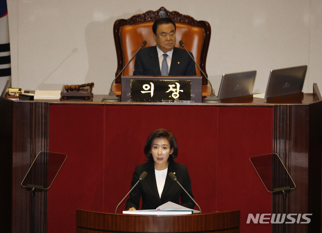 【서울=뉴시스】고승민 기자 = 나경원 자유한국당 원내대표가 29일 서울 여의도 국회에서 열린 제371회국회(정기회) 제8차 본회의에서 교섭단체 대표연설을 하고 있다. 2019.10.29. kkssmm99@newsis.com