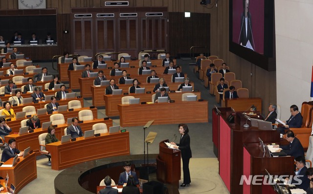 【서울=뉴시스】김명원 기자 = 나경원 자유한국당 원내대표가 29일 서울 여의도 국회에서 열린 제371회국회(정기회) 제8차 본회의에서 교섭단체 대표연설을 하고 있다. 2019.10.29. kmx1105@newsis.com 