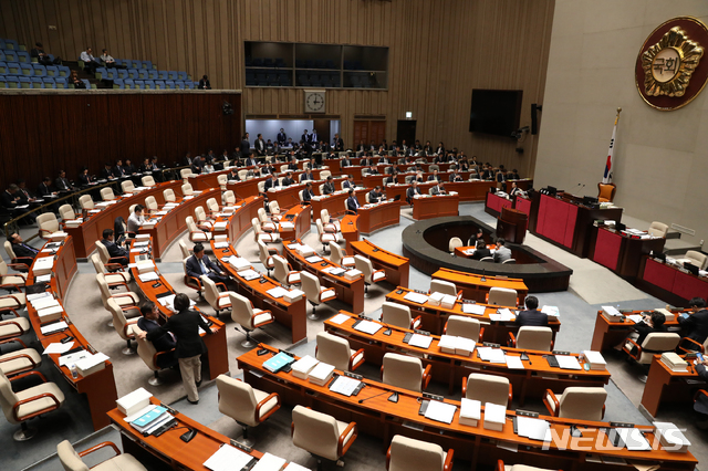 【서울=뉴시스】김명원 기자 = 예산결산특위 전체회의가 29일 오후 서울 여의도 국회 예산결산특별위원회 회의장에서 오전에 이어 오후 3시가 넘도록 열리지 않고 있는 가운데 참석한 이낙연 국무총리 및 국무위원들이 자리하며 회의 개회를 기다리고 있다. 2019.10.29. kmx1105@newsis.com