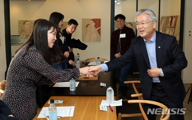 【서울=뉴시스】김용삼(오른쪽 첫번째) 문화체육관광부 제1차관이 29일 서울 종로구 대학로의 한 카페에서 '2019년 신규 지원사업에 대한 청년 예술인 현장간담회'를 앞두고 청년 예술인과 악수하고 있다. 2019.10.29. (사진=문화체육관광부 제공)photo@newsis.com