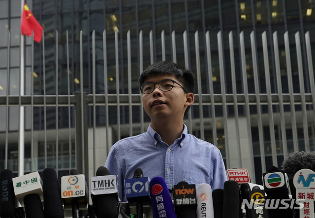 【홍콩=AP/뉴시스】홍콩 민주화 운동 지도자 조슈아 웡이 29일(현지시간) 홍콩에서 기자회견을 하고 있다. 