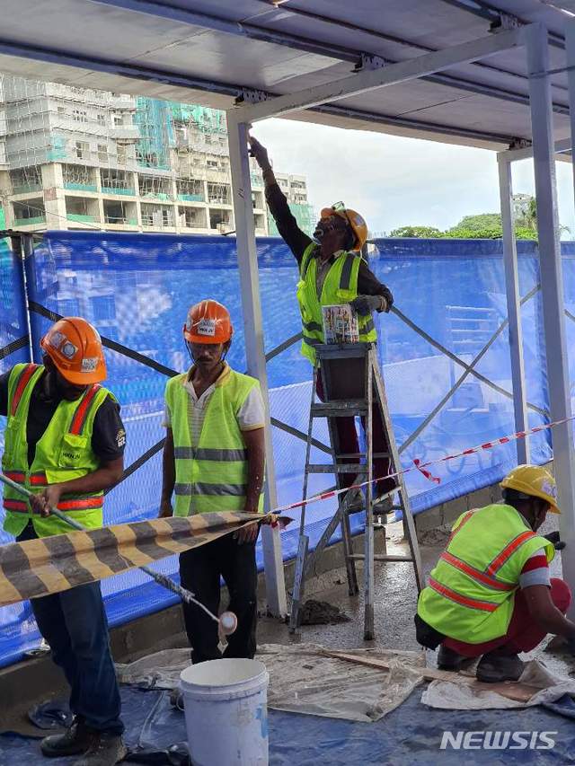 【콜롬보(스리랑카)=뉴시스】박영환 기자 = 현대건설이 스리랑카 콜롬보에서 짓고 있는 킬스시티 공사현장의 근로자들. 현대건설은 스리랑카 현지 건설부문 단일 사업장으로는 최대인 3200명에 달하는 근로자들을 채용하고 있다. 