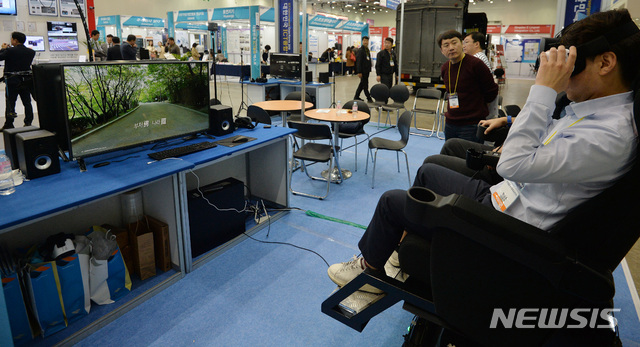 [안동=뉴시스] 지난해 10월 대구 북구 산격동 엑스코에서 대구시와 경북도가 공동으로 주최한 ‘2019 대한민국 ICT융합 엑스포’에서 관람객들이 VR(가상현실) 기술을 이용한 게임 체험을 하고 있다. (사진=뉴시스 DB) 2020.05.06