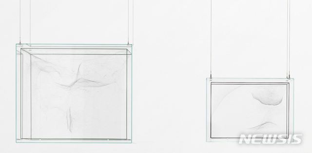 【서울=뉴시스】박현주 미술전문기자= 갤러리현대서 개인전을 여는 토마스 사라세노는 진짜 거미줄을 투명 유리박스에 담아 전시했다. 의외의 아름다움을 선사한다. 