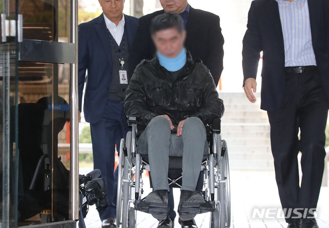 【서울=뉴시스】박주성 기자 = '웅동학원 의혹' 조국 전 법무부장관 동생 조모씨가 31일 오전 서울 서초구 서울중앙지방법원으로 출석해 영장실질심사를 받기 법정으로 이동하고 있다. 2019.10.31.  park7691@newsis.com