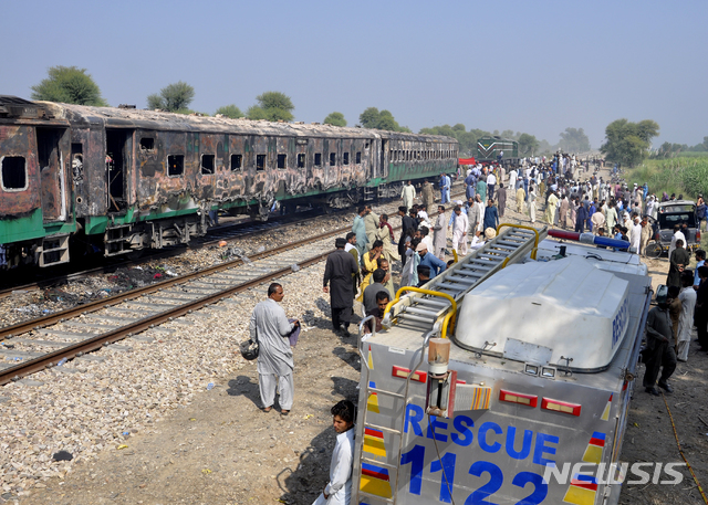 【라힘야르칸(파키스탄)=AP/뉴시스】31일(현지시간) 파키스탄 동부 펀자브주 라힘야르칸에서 달리던 열차가 조리용 가스 실린더가 폭발하면서 화재가 발생한 후 군·경이 현장에서 대응하고 있다. 경찰은 승객들이 규정을 어기고 열차에 몰래 들여온 조리용 가스 실린더로 아침밥을 지으려다 가스통이 폭발하면서 발생했으며 65명이 사망하고 수십 명이 다쳤다고 밝혔다. 2019.10.31. 