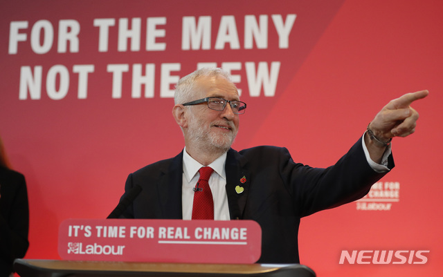 【런던=AP/뉴시스】제러미 코빈 영국 노동당 대표가 31일(현지시간) 런던에서 12월 12일 조기총선을 위한 선거운동을 하고 있다. 2019.10.31. 