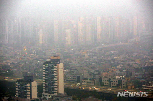 [서울=뉴시스] 박진희 기자 = 중국발 황사에 서울·인천 등 수도권에 미세먼지 주의보 발령된 1일 오전 서울 서대문구 남가좌동 일대가 뿌옇게 보이고 있다. 2019.11.01. pak7130@newsis.com