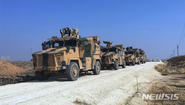 【키질테페=AP/뉴시스】 1일 시리아 북동부 국경선 바로 밑 접경지에서 터키군과 러시아군의 합동 순찰이 개시된 가운데 터키군 장갑차량이 잠시 멈추어 서 있다. 터키는 폭 30㎞의 시리아 접경지에서 '테러' 집단으로 지목한 시리아 쿠르드 조직을 몰아내 '안전지대'로 만든 뒤 시리아 난민을 재정착시킬 계획이다. 2019. 11. 1.