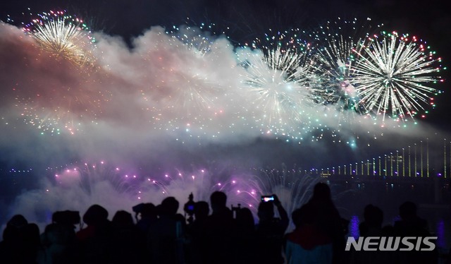 [부산=뉴시스] 하경민 기자 = '제15회 부산불꽃축제'가 열린 2019년 11월 2일 오후 부산 수영구 광안리 해수욕장 앞바다에서 화려한 불꽃쇼가 펼쳐지고 있다. 올해는 '부산에 가면…'이라는 주제로 수 만발의 불꽃이 가을 밤하늘을 수 놓았다. 2019.11.02. yulnetphoto@newsis.com