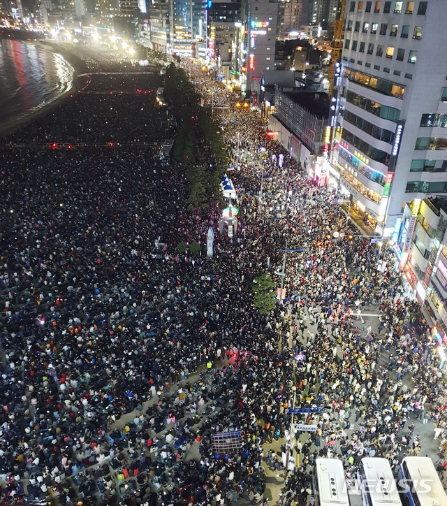 【부산=뉴시스】 '제15회 부산불꽃축제'가 열린 2일 오후 부산 수영구 광안리 해수욕장 앞바다에서 수 많은 시민들이 불꽃쇼를 관람한 이후 귀가하고 있다. 이날 광안리, 해운대구 마린시티, 이기대공원 등에 운집한 불꽃축제 관람 인파는 110만 명에 달하는 것으로 전해졌다. (사진=부산경찰청 제공). 2019.11.02.photo@newsis.com