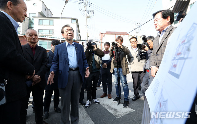 【서울=뉴시스】 고범준 기자 = 박원순 서울시장이 '새 광화문 광장'에 대한 주민들과의 현장 소통을 위해 3일 오전 서울 종로구 옥인동 인근 거리를 찾아 관계자로부터 옥인동 공공한옥 신축 추진과 관련 설명을 듣고 있다. 2019.11.03.  bjko@newsis.com