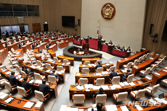 【서울=뉴시스】김명원 기자 = 국회 예산결산특별위원회 전체회의 4일 오전 서울 여의도 국회 제2회의장에서 열리고 있다. 예결위는 이날 홍남기 경제부총리 겸 기획재정부 장관 등 26개 기관이 출석한 가운데 경제부처 부별 심사를 진행한다. 2019.11.04. kmx1105@newsis.com