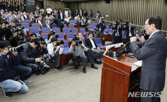 【서울=뉴시스】이종철 기자 = 더불어민주당 이해찬 대표가 4일 오후 서울 여의도 국회에서 열린 의원총회에 참석하여 모두발언을 하고 있다. 2019.11.04.jc4321@newsis.com