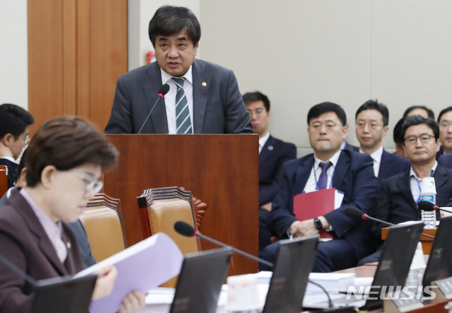 【서울=뉴시스】김명원 기자 = 한상혁 방송통신위원회 위원장이 5일 오전 서울 여의도 국회 과학기술정보방송통신위원회 전체회의에 참석해 2020년도 예산안 관련 보고를 하고 있다. 2019.11.05.  kmx1105@newsis.com