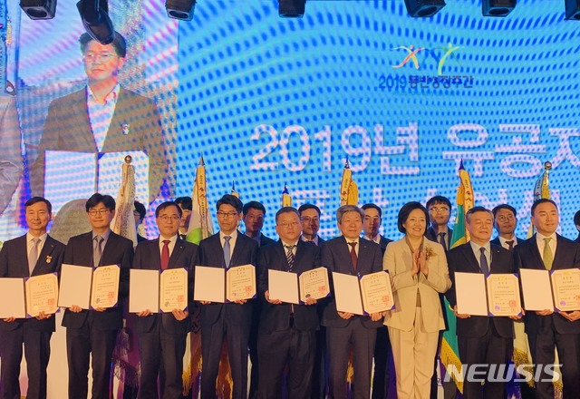 【서울=뉴시스】네이버 동반성장 담당 임동아 리더(왼쪽에서 두번째)가 6일 '자발적 상생협력(단체)' 부문 대통령 표창을 수상했다.
