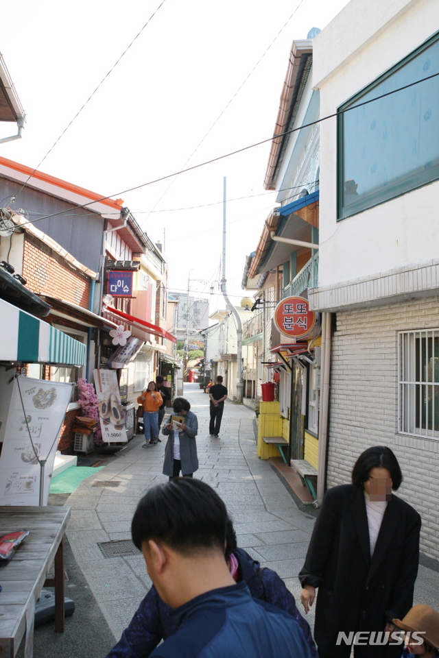 지난 주말 구룡포읍 일본인 가옥거리를 찾은 관광객들