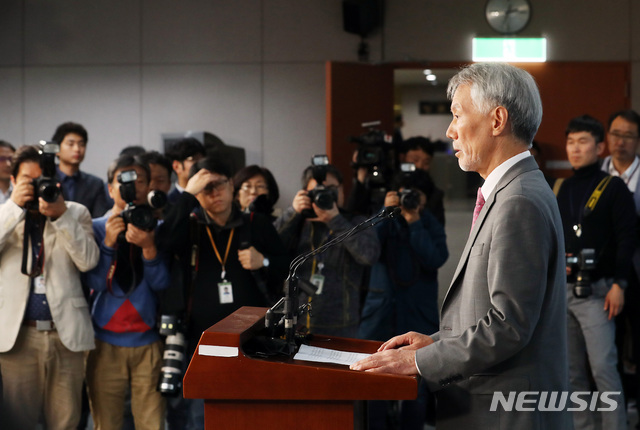 【서울=뉴시스】이종철 기자 = 유민봉 자유한국당 의원이 6일 오후 서울 여의도 국회 정론관에서 기자회견을 갖고 총선 불출마를 선언하고 있다. 2019.11.06.jc4321@newsis.com