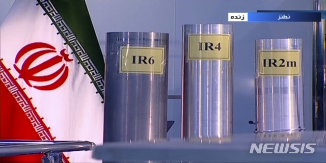 【AP/뉴시스】 이란은 6일(현지시간) 핵합의 이행 수준을 축소하는 4단계 조처로 포르도 지하시설에서 우라늄 농축을 재개했다고 밝혔다. 사진은 이란 국영 TV에 보도된 나탄즈 우라늄 농축시설에 배치된 원심분리기. 2019.11.7.