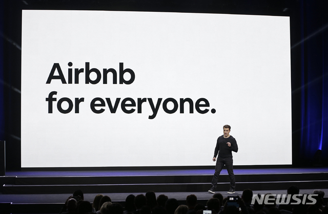 [샌프란시스코=AP/뉴시스]2018년 2월22일(현지시간) 숙박 공유업체 에어비앤비(Airbnb) 공동 창립자이자 최고경영자(CEO)인 브라이언 체스키가 미국 캘리포니아주 샌프란시스코에서 열린 행사장에서 발표 중인 모습. 2020.02.10.