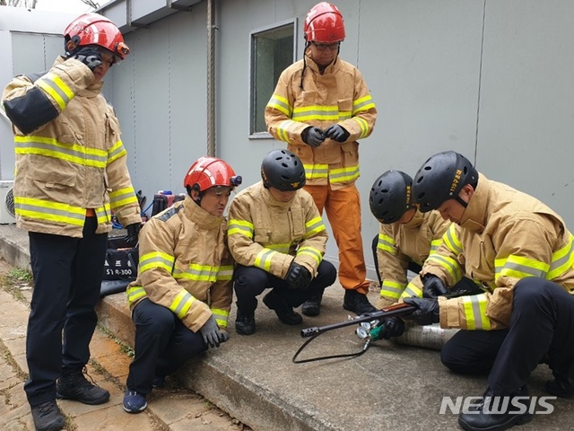 【전주=뉴시스】윤난슬 기자 = 전북 전주 덕진소방서 구조대는 8일 35사단 내 사격장에서 멧돼지 출몰 시 시민의 신체와 재산을 보호하기 위해 마취총 사용 훈련을 했다고 밝혔다.(사진=덕진소방 제공)2019.11.08. photo@newsis.com