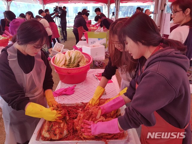 【괴산=뉴시스】 김재광 기자 = 충북 괴산군이 주최한 김장축제가 8일 군청 앞 광장과 동진천 일원에서 열려 참가자들이 김장을 하고 있다.2019.11.08 kipoi@newsis.com 