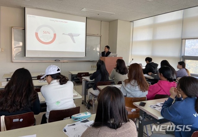 【창원=뉴시스】 마산대학교 치위생과 ‘취업역량 강화를 위한 디지털 치의학’ 주제 특강.(사진=마산대학교 제공) 2019.11.08. photo@newsis.com