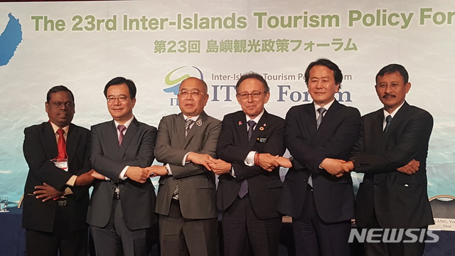 【제주=뉴시스】 5일과 6일 오키나와현에서 열린 ‘제23회 섬관광정책(ITOP: Inter-Islands Tourism Policy  포럼’에서 제주도 등 각국의 섬 대표들이 서로 손을 맞잡고 협력을 다짐하고 있다. (사진= 제주도 제공) 