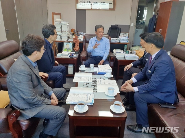 【고창=뉴시스】 이학권 기자 =8일 유기상 전북 고창군수 일행이 유성엽(정읍·고창) 대안신당 대표를 만나 현안사업 해결을 위한 정부예산 확보를 위한 지원을 요청하고 있다. (사진 =고창군 제공) 2019.11.08.photo@newsis.com