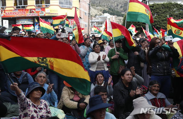 【파파스(볼리비아)=AP/뉴시스】에보 모랄레스 볼리비아 대통령의 4선 성공 주장에 항의하는 볼리비아 국민들이 7일(현지시간) 라파스에서 시위를 벌이고 있다. 이날 볼리비아 중부 코차밤바주에 있는 빈토라는 작은 도시의 파트리시아 마르세라는 집권당 소속 여시장에 반정부 시위대에 붙잡혀 몇시간 동안 맨발로 시내를 끌려다니며 온몸에 붉은 페인트를 뒤집어쓰고 강제로 머리를 삭발당하는가 하면 무릎을 꿇리운 채 시장 사퇴서에 강제로 서명해야 했다. 2019.11.8