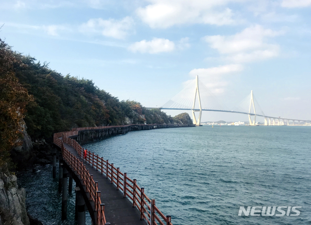 【목포=뉴시스】전남 목포시 고하도 해안데크. (사진=목포시 제공) 2019.11.08. photo@newsis.com