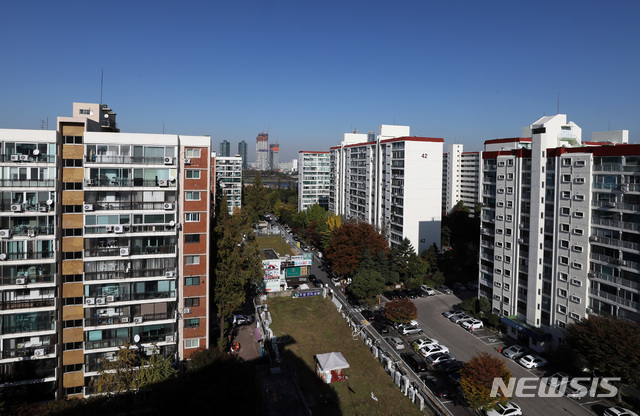 【서울=뉴시스】이영환 기자 = 부동산 업계에 따르면 분양가 상한제 적용지역 중 한 곳인 서울 강남구 압구정 4구역(현대 8차, 한양 3,4,6차) 재건축 사업 해당 주민들이 7일 주민총회를 열고 내년도 사업계획 건과 예산안, 추진위원장 연임 안건 등을 의결에 부쳤으나 모두 부결됐다고 전했다. 집행부의 자격이 상실됨에 따라 상당 기간 재건축 사업의 중단 가능성이 높아져 분양가 상한제 적용 영향을 받은 첫 사례로 기록될 것으로 보인다. 사진은 8일 오후 현대 8차와 한양 4차 아파트의 모습. 2019.11.08.  20hwan@newsis.com