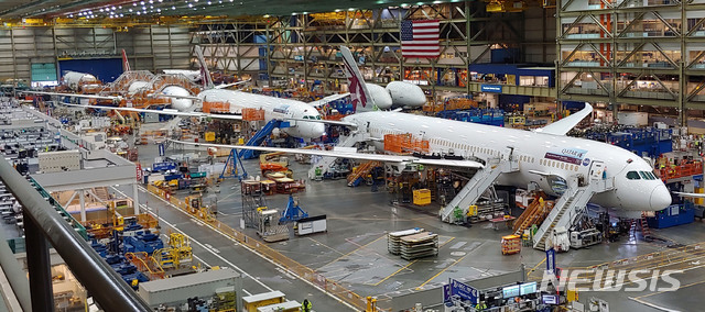 【워싱턴(미국)=뉴시스】홍찬선 기자 = 지난 6일 오전 미국 워싱턴주 보잉 에버렛 공장에서 엔지니어들이 항공기를 제작하고 있다. 보잉의 최대규모인 에버렛 공장에서는 보잉의 B747-8과 767, 777, 787등 4가지 기종이 제작되고 있다. 2019.11.11 mania@newsis.com
