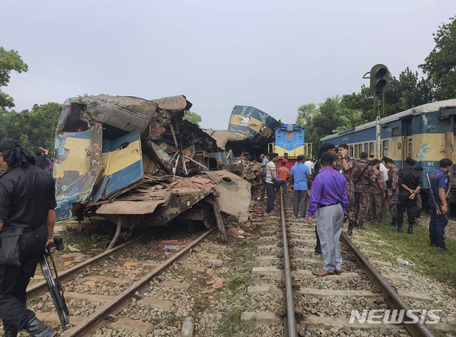 【몬도바=AP/뉴시스】 12일 방글라데시 중부에서 두 급행열차가 충돌해 16명이 사망했다. 2019.11.12.