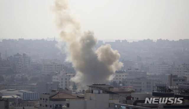【가자시티(가자지구)=AP/뉴시스】이스라엘군의 공습으로 12일 가자시티에서 연기가 치솟고 있다. 이날 이스라엘의 공습으로 가자지구의 이슬라믹 지하드 최고사령관 바하 아부 엘-아타와 그의 부인이 사망하면서 텔아비브 등 이스라엘 중심부를 겨냥한 격렬한 로켓포 공격 보복이 가해졌다. 이슬라믹 지하드는 더 큰 보복을 다짐했다. 2019.11.12