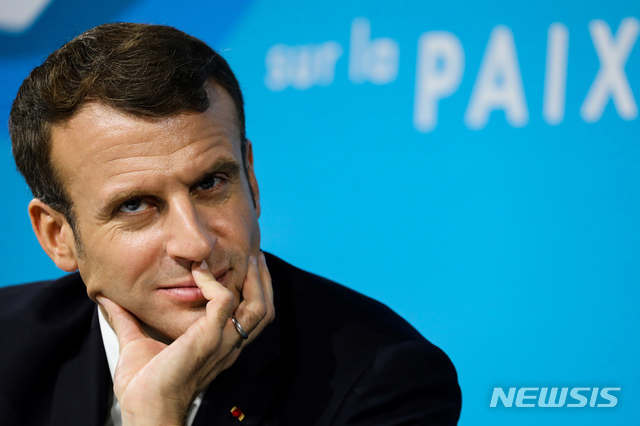 【파리=AP/뉴시스】에마뉘엘 마크롱 프랑스 대통령이 12일(현지시간) 파리에서 열린 '파리평화포럼'에 참석한 모습. 2019.11.12.