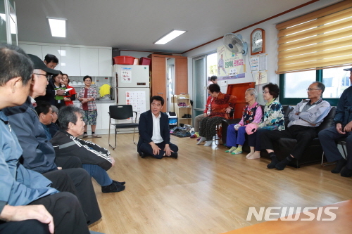 【서울=뉴시스】지난달 8일 보라매동 갑을아파트 경로당을 방문한 박준희 관악구청장. 2019.11.13. (사진=관악구 제공)