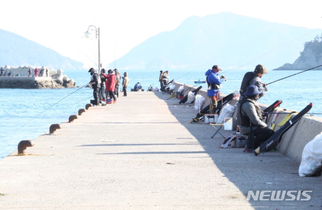 【통영=뉴시스】경남 통영해양경찰서는 13일, 남해동부전해상에 내려진 풍랑주의보와 오는 15일까지 계속되는 대조기(바닷물 수위 최고조) 등 자연재난에 대비하기 위해 위험예보제 '관심' 단계를 발령했다.(사진=통영해경 제공), 2019.11.13. photo@newsis.com