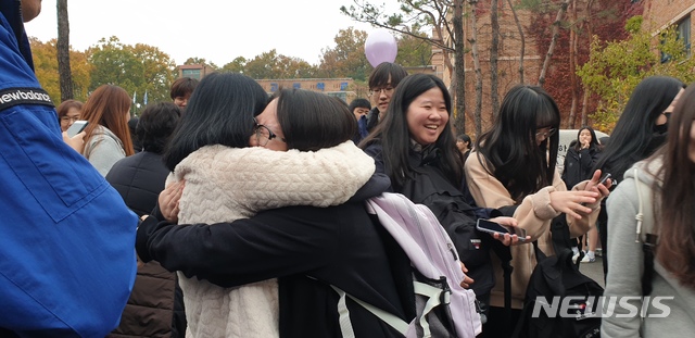 【수원=뉴시스】 정은아 기자 = 13일 오전 경기 수원시 조원고등학교에서 수능을 하루 앞두고 교문을 나가는 3학년 학생을 한 교사가 안아주며 응원하고 있다. 2019.11.13 jea69@naver.com