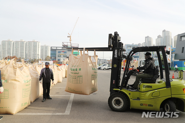 【평택=뉴시스】 경기 평택시가 오는 27일까지 11개 읍면동에서 공공비축미곡 건조벼 수매를 벌이고 있다.(사진 = 평택시 제공)