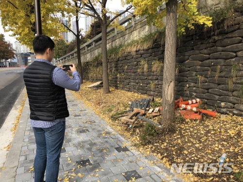 【서울=뉴시스】서울 성동구 현장순찰 중 앱으로 상황을 전달하는 모습. 2019.11.13. (사진=성동구 제공)