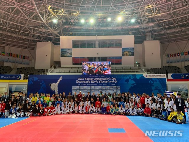 【전주=뉴시스】 ‘2019년 대한민국 대사배 태권도 대회 세계 결선’(Korean Ambassador’s Cup Taekwondo Championship Final)이 43개국 144여명의 외국인 선수단 등 200여명이 참석한 가운데 13일 태권도원에서 펼쳐졌다. (사진= 전북도 제공) 2019.11.13 photo@newsis.com