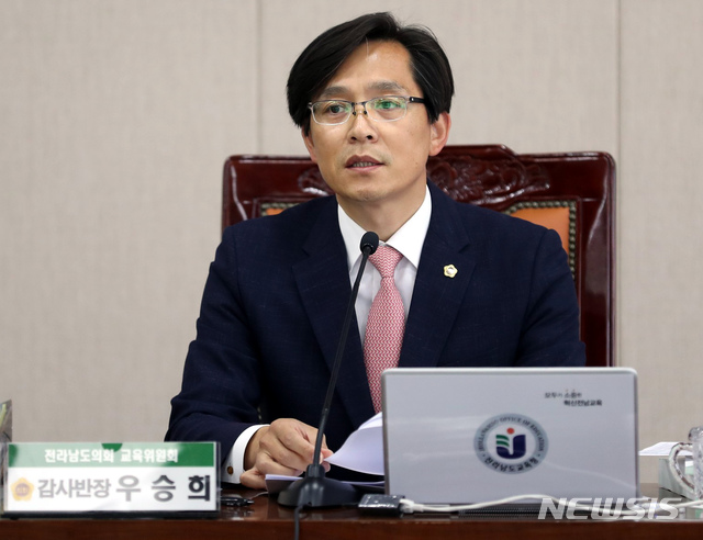 【무안=뉴시스】 송창헌 기자 = 전남지역 일선 학교의 학생부장 기피현상이 뚜렷해 대책 마련이 시급하다고 전남도의회 우승희 교육위원장이 13일 지적했다. 행정사무감사에서 질의하는 우 위원장. (사진=전남도의회 제공) 2019.11.13 photo@newsis.com